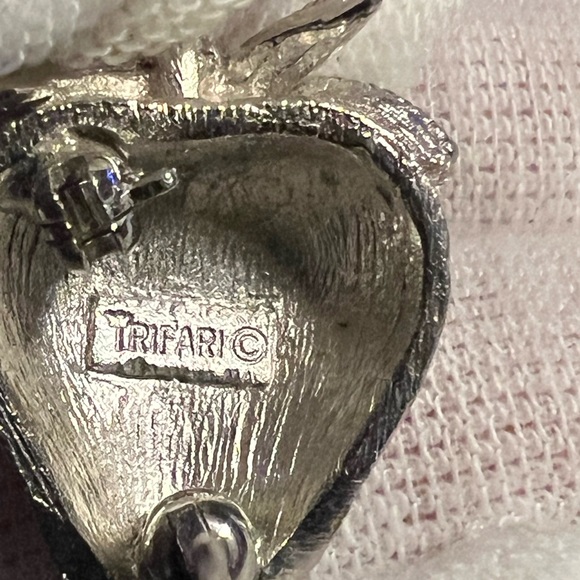 Vintage Miniature 1" Trifari Brushed Silver Plated Strawberry Pin Brooch - Picture 12 of 16